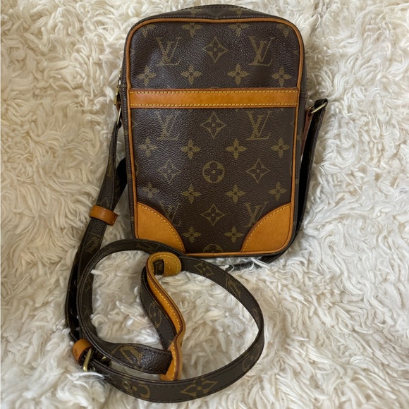 Louis Vuitton Handbags - Vintage Louis Vuitton Danube leather monogram Crossbody bag purse